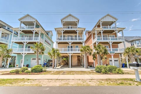 Surf City Escape with 6 Decks Steps To Beach Casa in Surf City