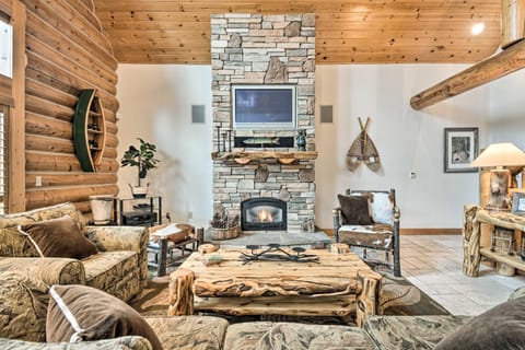 Luxurious Arnold Cabin with Fire Pit and Pet-Friendly! Casa in Arnold