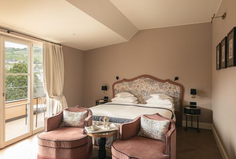 Bed, Living room, Photo of the whole room