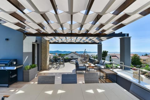 Patio, Day, Natural landscape, View (from property/room), Balcony/Terrace, Living room, Seating area, Evening entertainment, Sea view, Parking