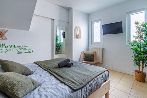Bed, TV and multimedia, Photo of the whole room, Bedroom
