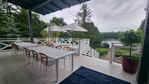 View (from property/room), Balcony/Terrace, Seating area, Garden view, Lake view