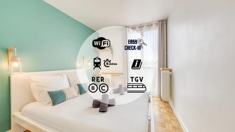 Bed, Property logo or sign, Photo of the whole room, Logo/Certificate/Sign, Bedroom, towels