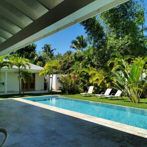 Flor de Coco, Villa neuve, 5 chambres, 5 salles de bains et grande piscine à 250 mètres de la plage Villa in Las Terrenas