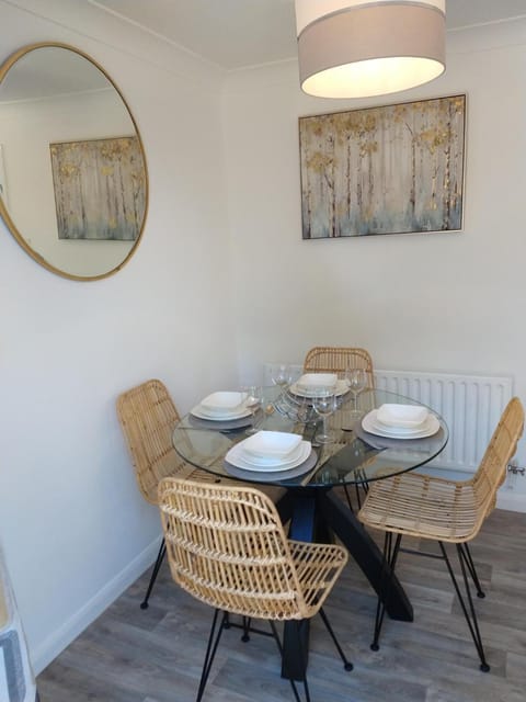 Stamford Redcot Gardens Stylish 2 bed Family town house with parking House in South Kesteven District