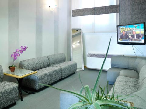 Communal lounge/ TV room, TV and multimedia, Living room, Lobby or reception, Seating area