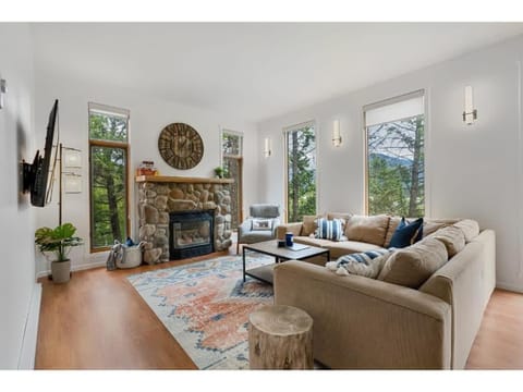 Chardonnay Chalet I Fireplace I Mountain View I TV Casa in Invermere