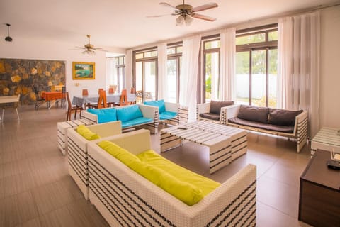 Villa Fitz: Sunlit Beach Getaway w/ Pool + WIFI Chalet in Quatre Cocos
