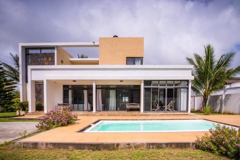 Villa Fitz: Sunlit Beach Getaway w/ Pool + WIFI Villa in Quatre Cocos