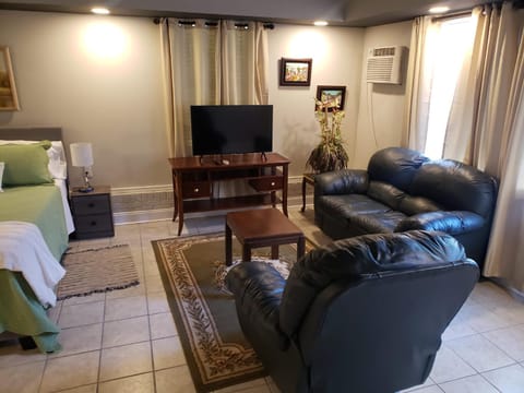 Bright & Spacious Studio Close to CLT Airport Bed and Breakfast in Gastonia