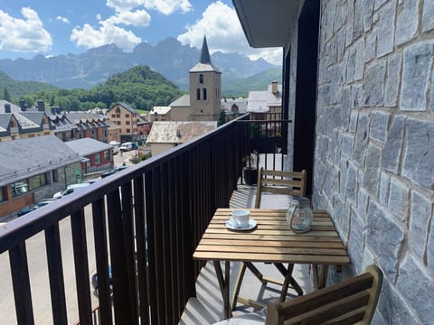 Balcony/Terrace, Mountain view