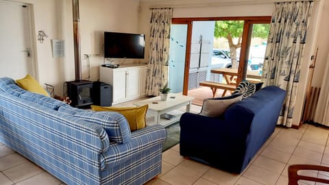 TV and multimedia, Living room, Seating area, flat iron