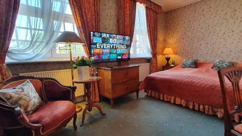 TV and multimedia, Photo of the whole room, Bedroom, hair dresser