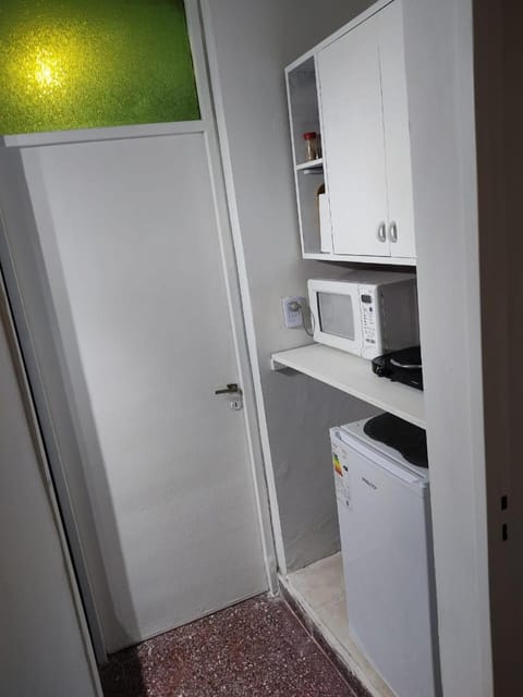 minibar, oven