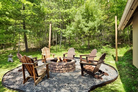 Cabin HotTub, FirePit, Grill, Deck, Playset, WiFi Chalet in Basye