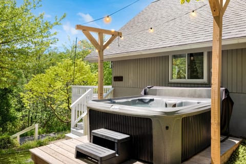 Cabin HotTub, FirePit, Grill, Deck, Playset, WiFi Chalet in Basye