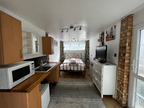 The Caduceus Quality Budget Cabins Apartment in Runnymede District