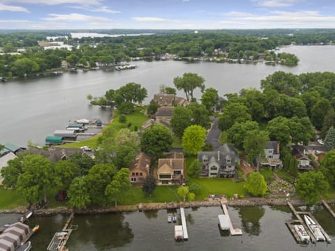 Lakefront Luxury House in Spring Park