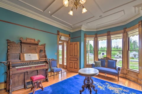 Historic, Victorian Villa with Park On-Site Villa in Hood Canal