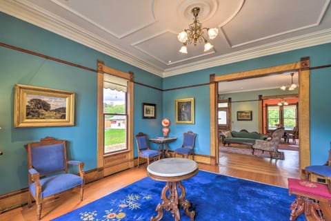 Historic, Victorian Villa with Park On-Site Villa in Hood Canal