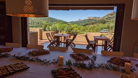 Day, Natural landscape, Dining area, Mountain view