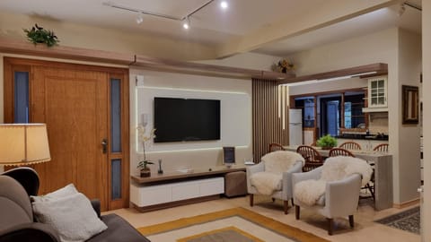 Communal lounge/ TV room, TV and multimedia, Living room, Seating area, Evening entertainment