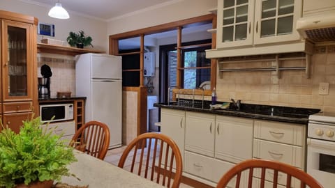 Kitchen or kitchenette, Dining area, minibar, pet friendly, stove