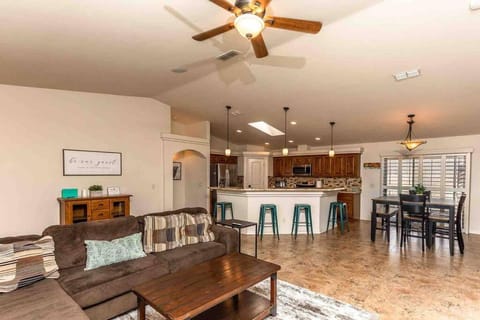 HOT TUB . SPACIOUS . PETS . CENTRAL . BOAT PARKING Haus in Lake Havasu City