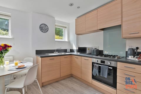 OnSiteStays - Contemporary 2 Bed Apt with Ensuite, 2 x Free Parking Spaces & a Balcony Apartment in Dartford