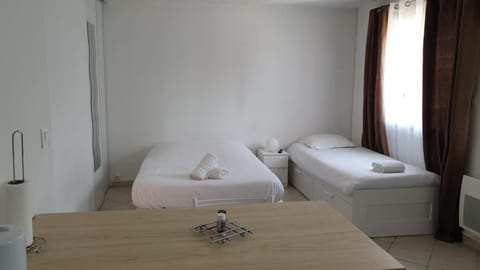 Property building, Bed, Photo of the whole room, Bedroom