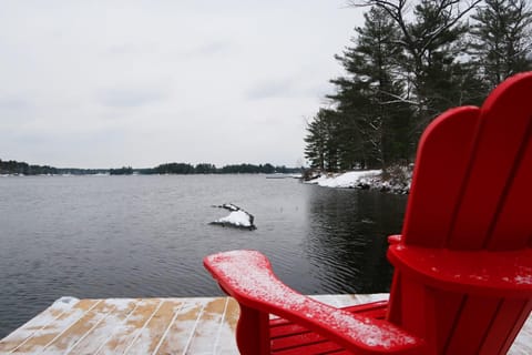 Stunning 3br Waterfront Lake Cottage Hottub&sauna! Casa in Gravenhurst