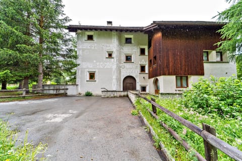 Property building, Patio, Facade/entrance