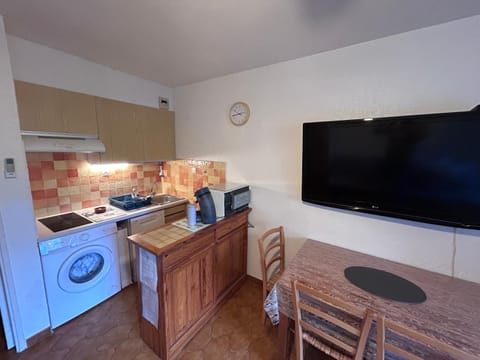 TV and multimedia, dishwasher, minibar, stove, washing machine