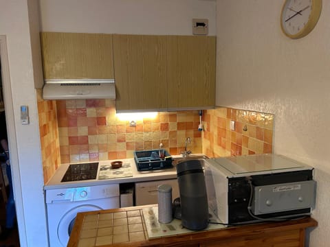 Kitchen or kitchenette, minibar, stove, toaster