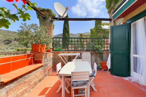 Property building, Day, View (from property/room), Balcony/Terrace, Dining area