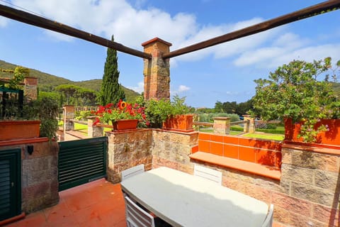 Day, Natural landscape, Garden, View (from property/room), Balcony/Terrace, Dining area, Garden view, Mountain view