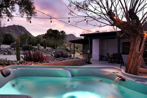 Patio, Natural landscape, Hot Tub, Mountain view, Location