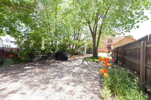 Downtown Cottage House in Durango