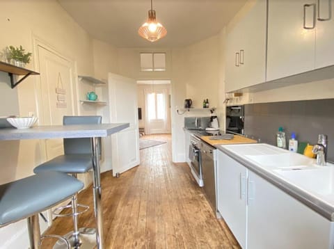 Kitchen or kitchenette, minibar, pet friendly, stove