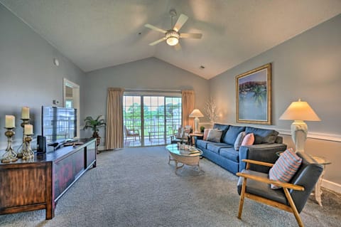 Modern Top-Floor Condo Less Than 1 Mi to Golfing! Appartement in Carolina Forest