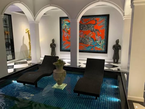 Golden Gorilla Villa with private pool & jacuzzi Casa in Angeles