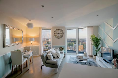 Amazing London City Skyline View & Transport Links Apartment in Barking