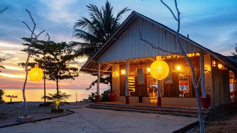 Property building, Restaurant/places to eat, Restaurant/places to eat, Beach, Sunset