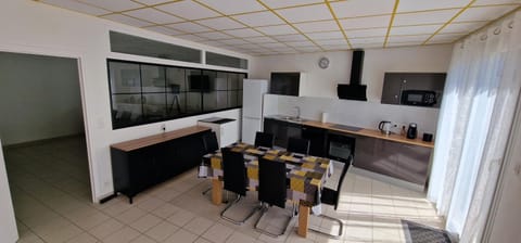 Coffee/tea facilities, Dining area, Communal kitchen, pet friendly, stove