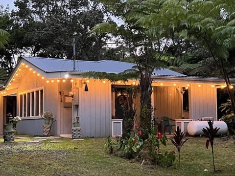 Romantic Retreat, Pop up Dome at your own private yard, Outdoor shower, firepit, 5 min to Hawaii Volcano park Haus in Volcano