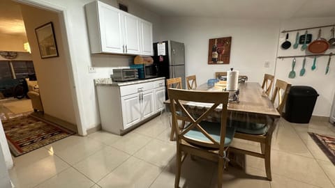 Kitchen or kitchenette, Dining area, oven