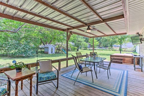 Well-Appointed Mead Getaway with Private Yard Casa in Lake Texoma