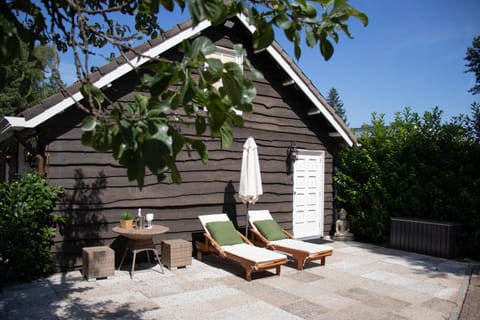 Guesthouse "Mirabelle" met indoor jacuzzi, sauna & airco Apartamento in Tilburg