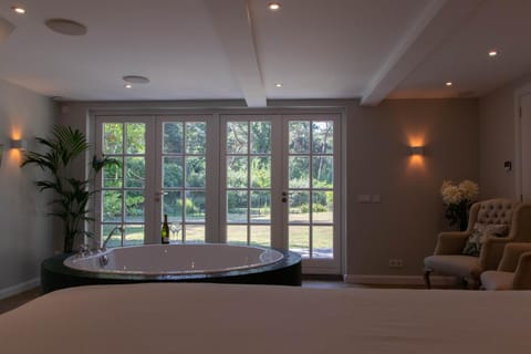 Guesthouse "Mirabelle" met indoor jacuzzi, sauna & airco Appartement in Tilburg