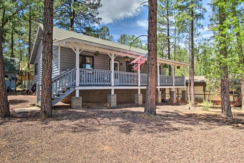 Quaint Show Low Cabin with 2 Decks and Gas Grill! House in Show Low